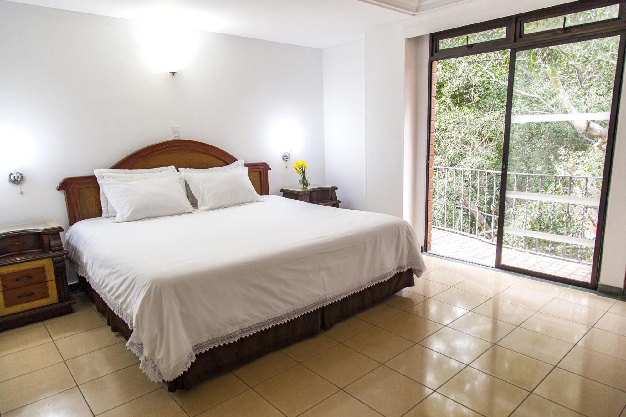 Hotel Casa Laureles Медельин Экстерьер фото