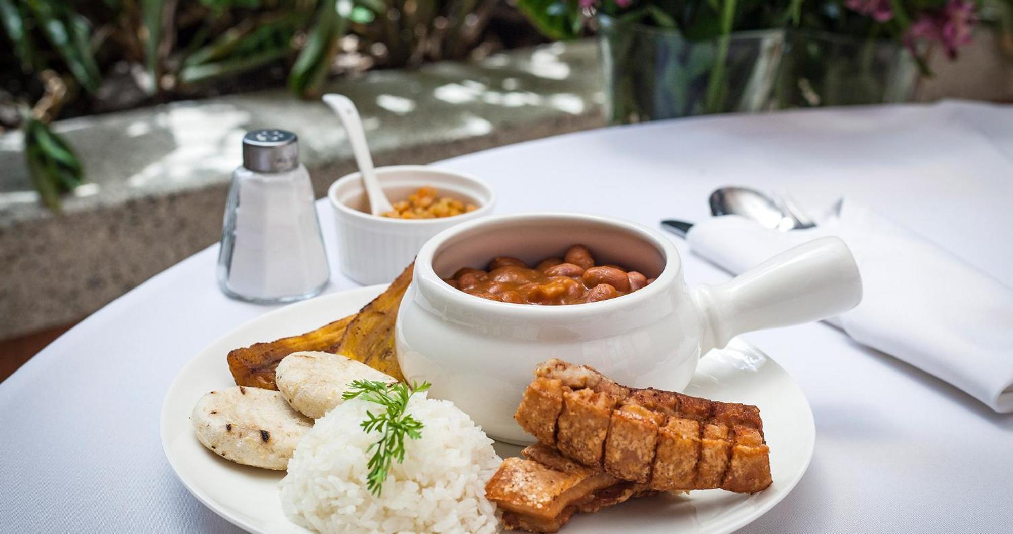 Hotel Casa Laureles Медельин Экстерьер фото